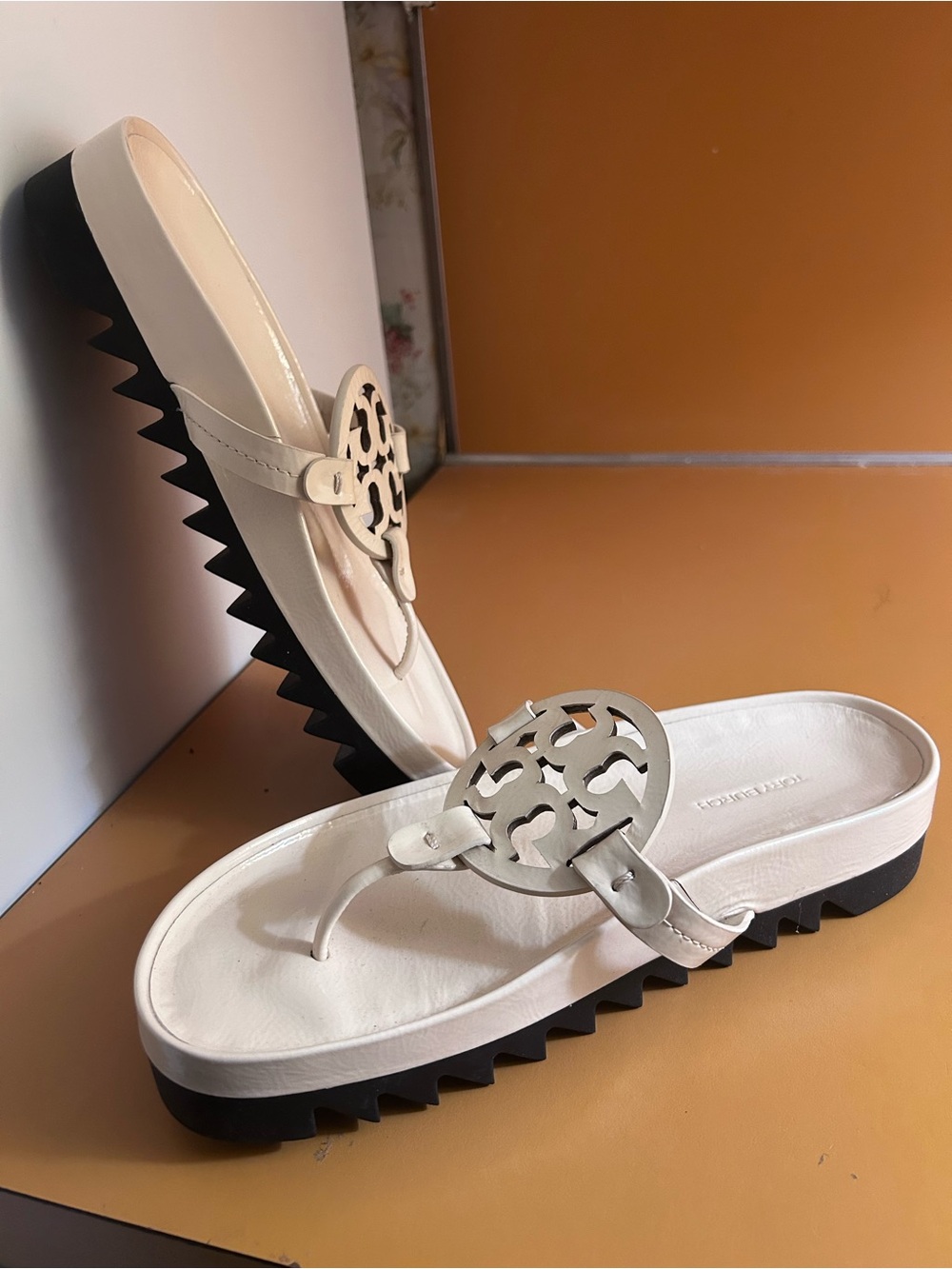 RARE NWOB TORY BURCH MILLER CLOUD LUG CREAM/BLACK LEATHER SANDALS W9.5
